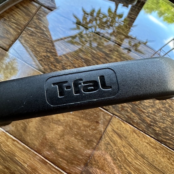 T-Fal 10inch Replacement Lid w/ Vent & Silicone Handle - Picture 2 of 3